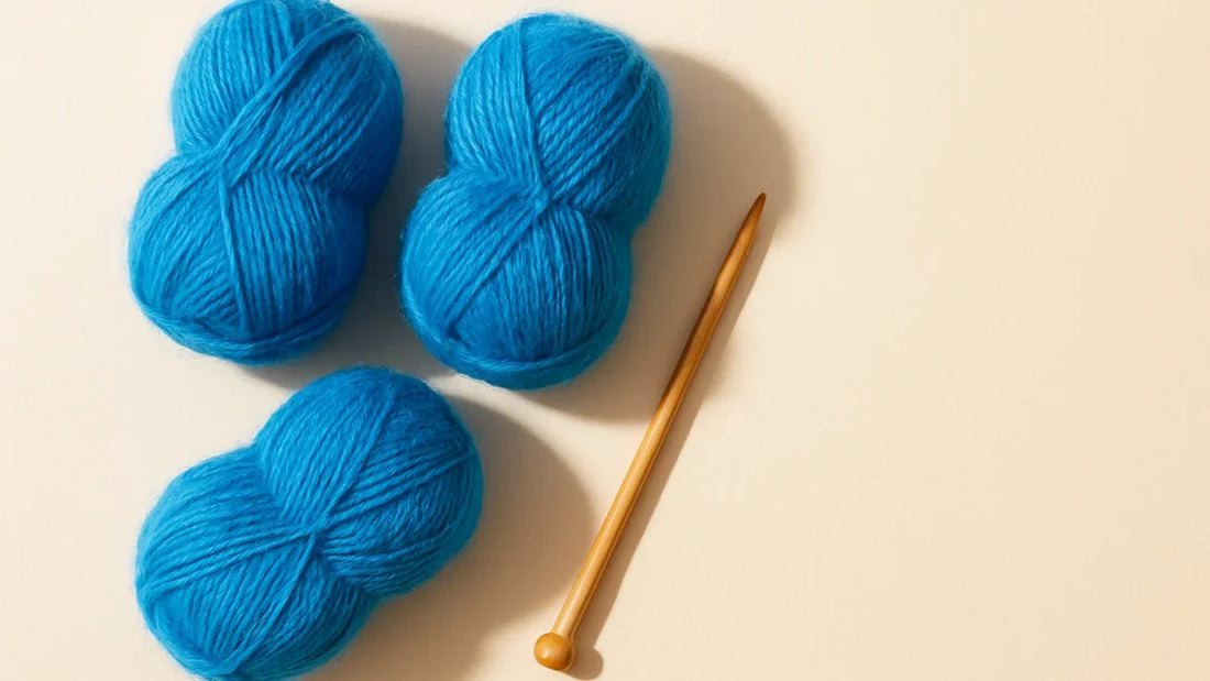 Fluff garn fra Gjestal – flatlay med nøster i naturlige og blå fargetoner
