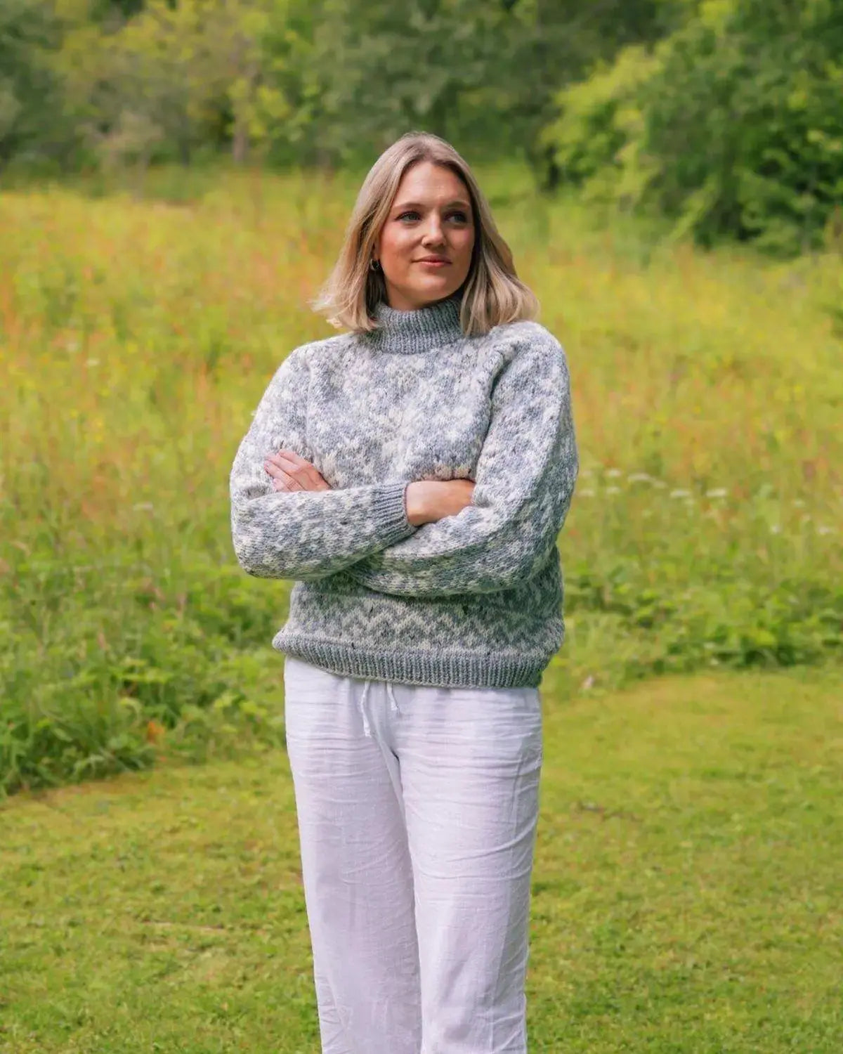 Carly Genser, Lys Grå Melert