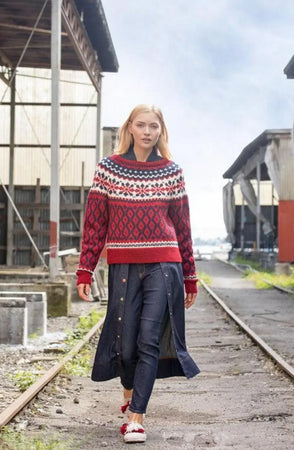 Anitra Kort Genser, Rubinrød