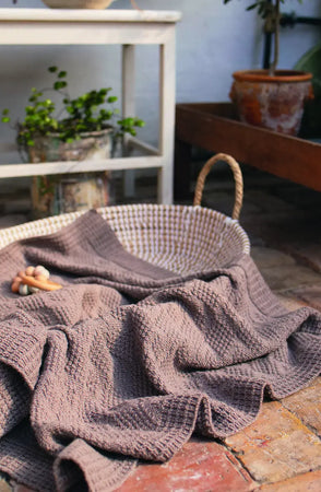 Mina Babyteppe, Gråbeige