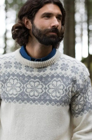 Q-Symre Genser, Natur