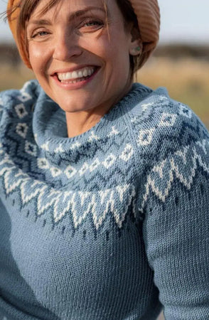 Simre Genser, Jeansblå